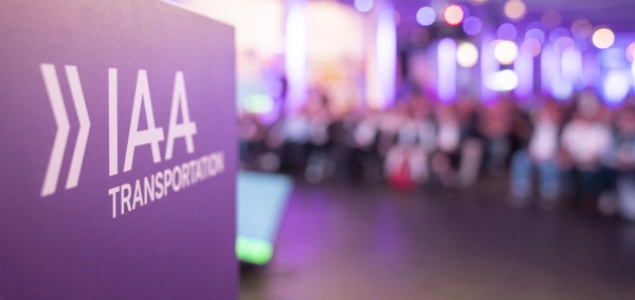 Ein Auto im Wassr halb versunken